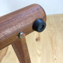 Laden Sie das Bild in den Galerie-Viewer, Bodenstuhl_Vollholz_Baumwolle_im_Sotantar_Yoga_Shop_Berlin_3