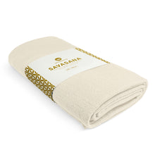 Laden Sie das Bild in den Galerie-Viewer, Lotuscrafts Yogadecke Savasana in der Farbe natur im Sotantar Yoga Shop Berlin