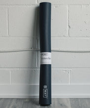 Laden Sie das Bild in den Galerie-Viewer, B Mat Traveller Farbe Charcoal in 215cm Länge im Sotantar Yoga Shop Berlin