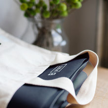 Laden Sie das Bild in den Galerie-Viewer, B Mat Traveller Farbe Charcoal in 215cm Länge on the go im Sotantar Yoga Shop Berlin