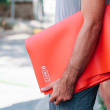 Laden Sie das Bild in den Galerie-Viewer, B Mat Traveller Farbe Sunrise Red in 215cm Länge faltbar im Sotantar Yoga Shop Berlin