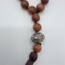 Laden Sie das Bild in den Galerie-Viewer, Goldfluss-Mala108 Perlen mit Silber-Meruperle im Detail im Sotantar Yoga Shop Berlin