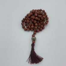 Laden Sie das Bild in den Galerie-Viewer, Goldfluss-Mala108 Perlen mit Silber-Meruperle im Sotantar Yoga Shop Berlin