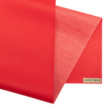 Laden Sie das Bild in den Galerie-Viewer, Jade Voyager Yogamatte fireengine red im Sotantar Yoga Shop Berlin