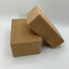 Laden Sie das Bild in den Galerie-Viewer, Yoga Block aus Kork, Standard Größe und groß, Sotantar Yoga Shop in Berlin