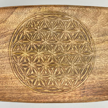 Laden Sie das Bild in den Galerie-Viewer, Meditationsbank mit Blume des Lebens Detail im Sotantar Yoga Shop Berlin