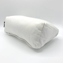 Laden Sie das Bild in den Galerie-Viewer, Meditationskissen Purna weiss Rückansicht im Sotantar Yoga Shop Berlin