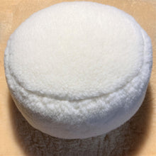 Laden Sie das Bild in den Galerie-Viewer, Meditationskissen aus Schafschurwolle/Merinowolle im Sotantar Yoga Shop Berlin