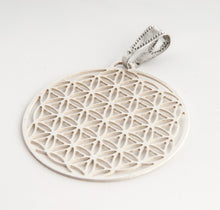 Laden Sie das Bild in den Galerie-Viewer, Anhänger Blume des Lebens versilbert