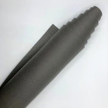 Laden Sie das Bild in den Galerie-Viewer, Yogamatte Studio 4,5mm Ökotex anthrazit gerollt im Sotantar Yoga Shop Berlin