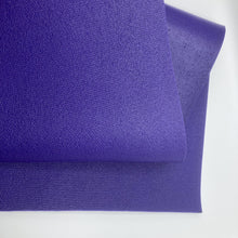Laden Sie das Bild in den Galerie-Viewer, Yogamatte Studio 4,5mm Ökotex lila Detail im Sotantar Yoga Shop Berlin