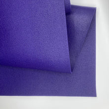 Laden Sie das Bild in den Galerie-Viewer, Yogamatte Studio 4,5mm Ökotex lila Detail im Sotantar Yoga Shop Berlin
