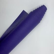 Laden Sie das Bild in den Galerie-Viewer, Yogamatte Studio 4,5mm Ökotex lila gerollt im Sotantar Yoga Shop Berlin