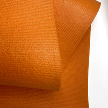 Laden Sie das Bild in den Galerie-Viewer, Yogamatte Studio 4,5mm Ökotex orange Detail im Sotantar Yoga Shop Berlin