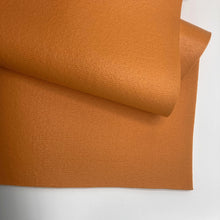 Laden Sie das Bild in den Galerie-Viewer, Yogamatte Studio 4,5mm Ökotex orange Detail im Sotantar Yoga Shop Berlin