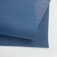 Laden Sie das Bild in den Galerie-Viewer, Yogamatte Studio 4,5mm Ökotex taubenblau Detail im Sotantar Yoga Shop Berlin