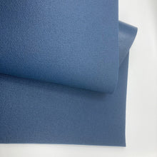 Laden Sie das Bild in den Galerie-Viewer, Yogamatte Studio 4,5mm Ökotex taubenblau Detail im Sotantar Yoga Shop Berlin