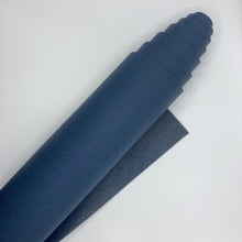 Laden Sie das Bild in den Galerie-Viewer, Yogamatte Studio 4,5mm Ökotex taubenblau gerollt im Sotantar Yoga Shop Berlin