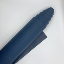 Laden Sie das Bild in den Galerie-Viewer, Yogamatte Studio 4,5mm Ökotex taubenblau gerollt im Sotantar Yoga Shop Berlin