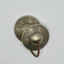 Laden Sie das Bild in den Galerie-Viewer, Tibetische Zimbeln mit Chakrasymbolen