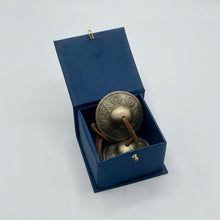 Laden Sie das Bild in den Galerie-Viewer, Tibetische Zimbeln mit Chakrasymbolen