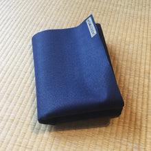 Laden Sie das Bild in den Galerie-Viewer, Yogamatte Jade Voyager, Farbe: blau im Sotantar Yoga Shop, Berlin