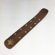 Räucherstäbchenhalter aus Holz mit eingearbeiteten Blatt und Blumen im Sotantar Yoga Shop, Berlin